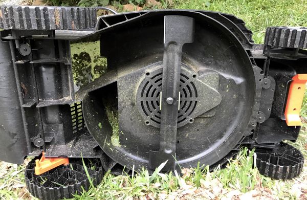 black_decker_electric_mower_underneath