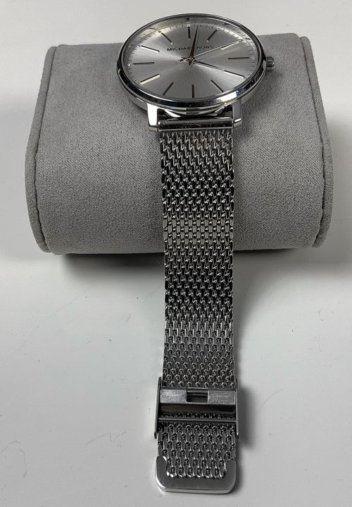 michael_kors_stainless_steel_quartz_watch_band_closeup