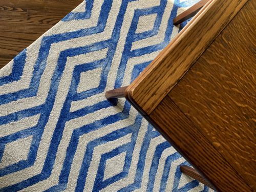 rivet_geoemtric_area_rug_with_table