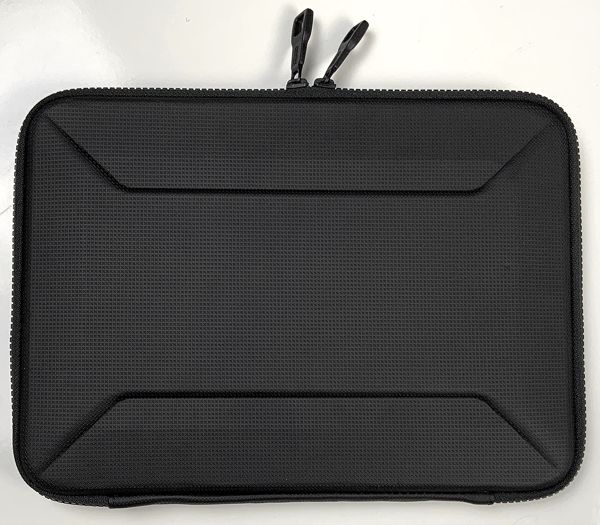thule_gauntlet_macbook_sleeve_closed_back