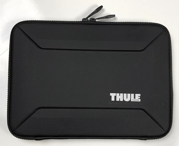 thule_gauntlet_macbook_sleeve_closed_front