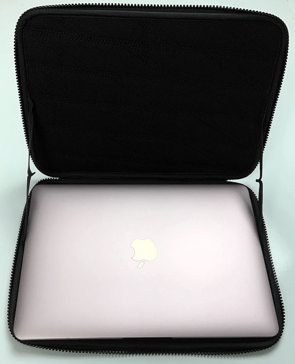 thule_gauntlet_macbook_sleeve_with_laptop_closed